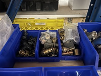 Partij koppelingen in stapelbakken - afbeelding 3 van  5