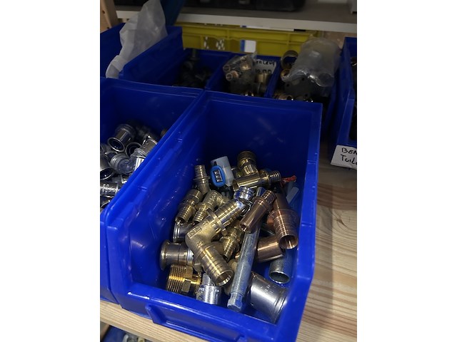 Partij koppelingen in stapelbakken - afbeelding 5 van  5