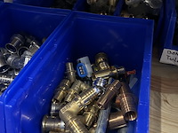 Partij koppelingen in stapelbakken - afbeelding 5 van  5