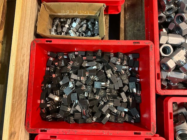 Partij koppelingen, relais en diversen - afbeelding 4 van  7