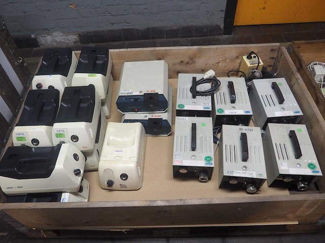 Partij koudlicht bronnen (leica & fiberlite) - afbeelding 1 van  11