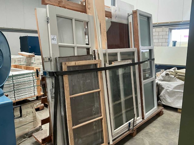 Partij kozijnen, ramen en deuren - afbeelding 1 van  4