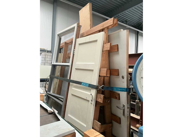 Partij kozijnen, ramen en deuren - afbeelding 3 van  4