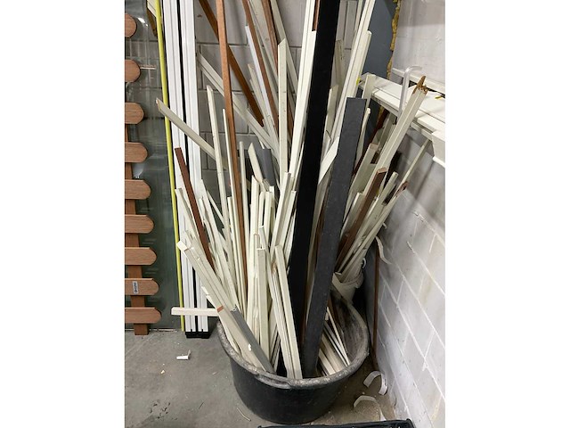 Partij kozijnlijsten en strips - afbeelding 4 van  11