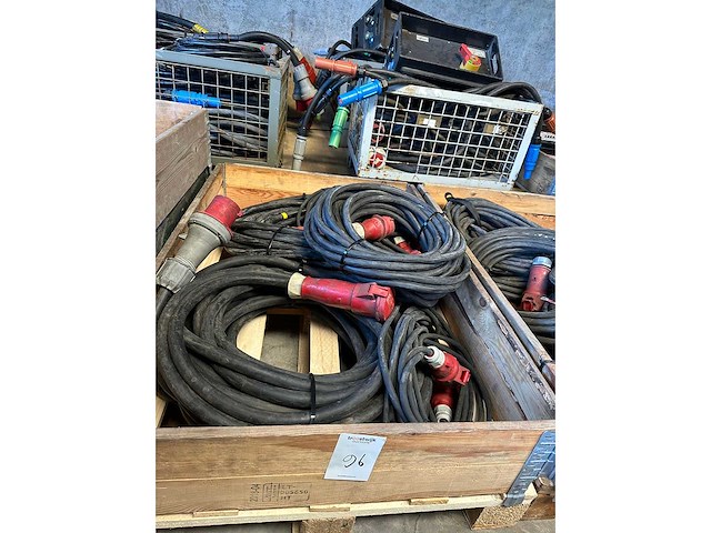 Partij krachtstroom kabels 400v in pallet - afbeelding 1 van  4