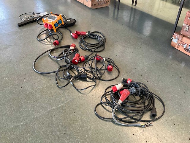 Partij krachtstroom kabels en divers - afbeelding 1 van  4