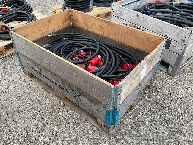 Partij krachtstroom kabels en powerlock - afbeelding 1 van  4