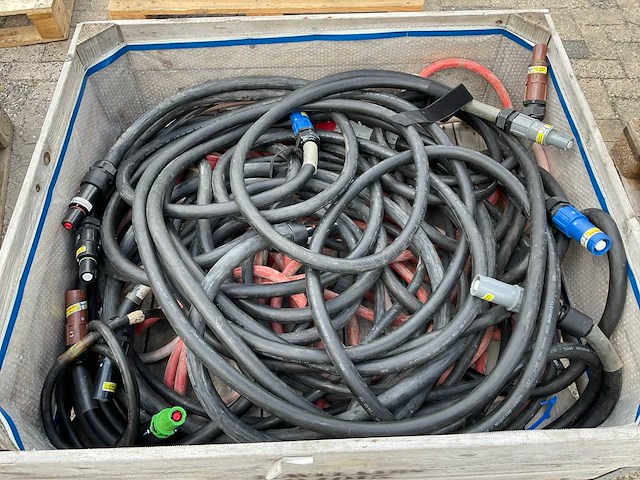 Partij krachtstroom kabels en powerlock - afbeelding 1 van  4