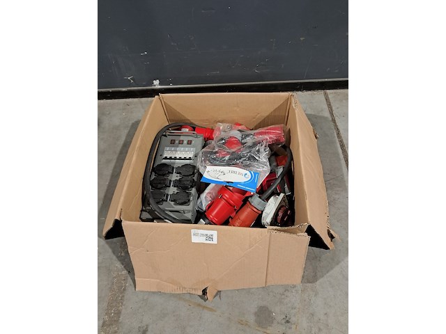 Partij krachtstroom stekkers en verdeeldoos, o.a keraf , yeeda en famatel - afbeelding 1 van  8