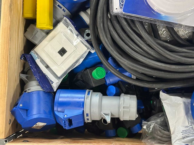 Partij krachtstroom stekkers/contra’s, kabel & sensoren - afbeelding 3 van  7