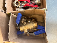 Partij kranen en afsluiters - afbeelding 4 van  21