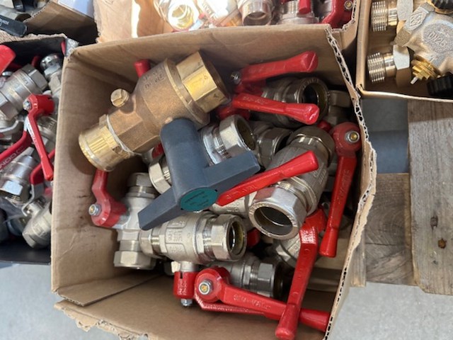 Partij kranen en afsluiters - afbeelding 6 van  21