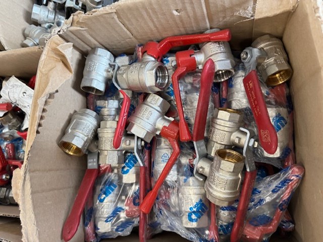 Partij kranen en afsluiters - afbeelding 8 van  21