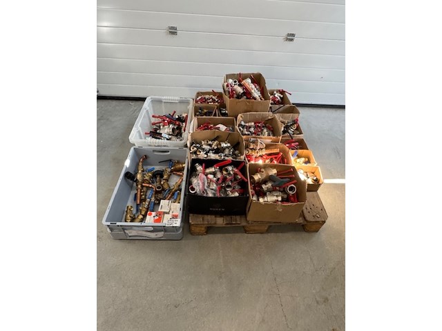 Partij kranen en afsluiters - afbeelding 1 van  21