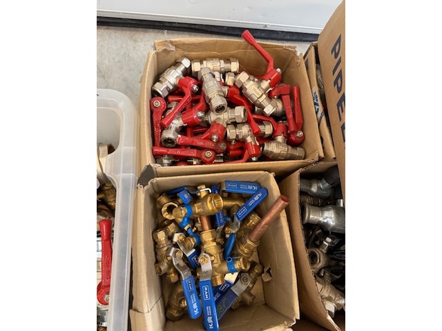 Partij kranen en afsluiters - afbeelding 16 van  21