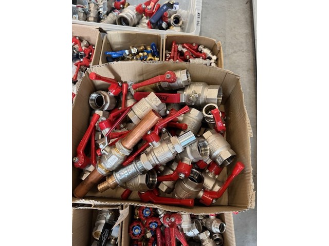 Partij kranen en afsluiters - afbeelding 17 van  21