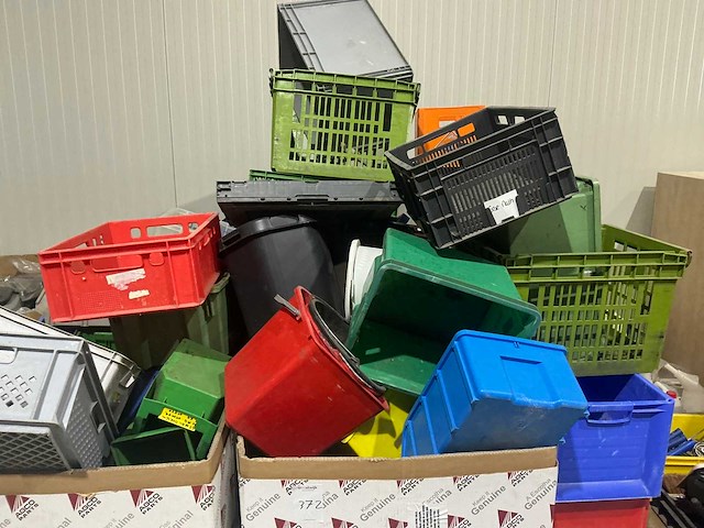 Partij kratten, emmers, stapelbakjes etcetera - afbeelding 1 van  7