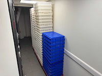 Partij kratten en trolleys - afbeelding 1 van  7