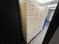 Partij kratten en trolleys - afbeelding 2 van  7