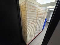 Partij kratten en trolleys - afbeelding 3 van  7