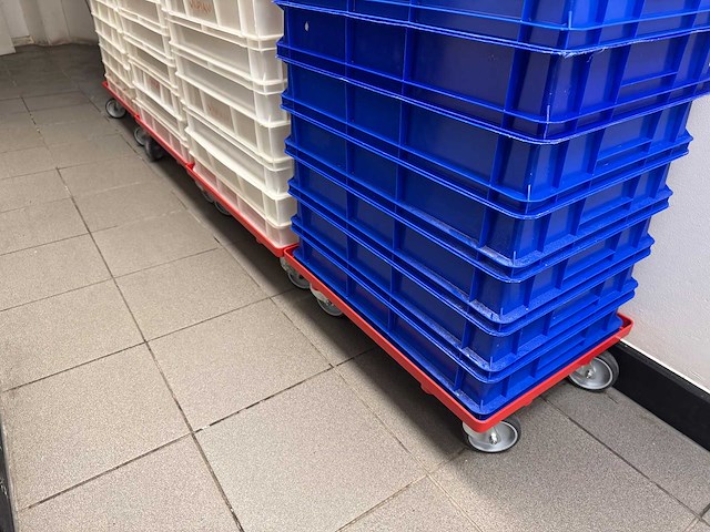 Partij kratten en trolleys - afbeelding 7 van  7