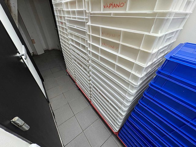 Partij kratten en trolleys - afbeelding 5 van  7