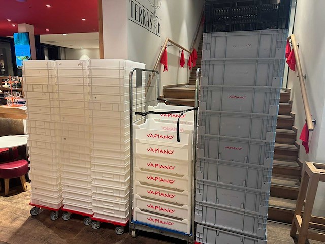 Partij kratten met transportkarren en rolcontainers - afbeelding 1 van  5