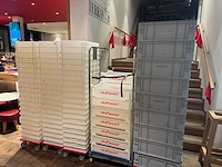 Partij kratten met transportkarren en rolcontainers - afbeelding 1 van  5