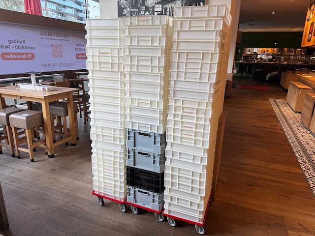 Partij kratten met trolleys - afbeelding 1 van  4