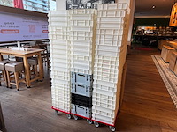 Partij kratten met trolleys - afbeelding 1 van  4