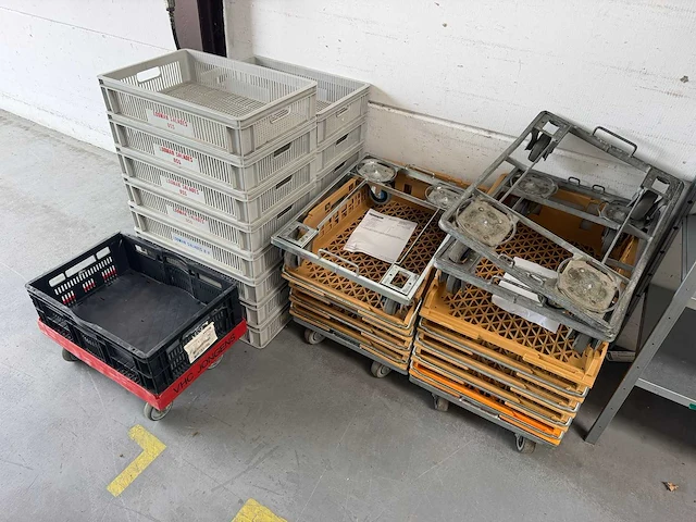 Partij kratten met trolleys - afbeelding 1 van  3