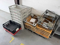 Partij kratten met trolleys