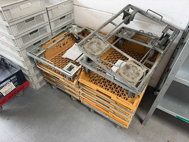 Partij kratten met trolleys - afbeelding 3 van  3