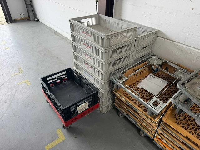 Partij kratten met trolleys - afbeelding 2 van  3