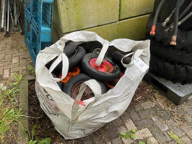 Partij kruiwagen-, steekwagenbanden - afbeelding 1 van  4