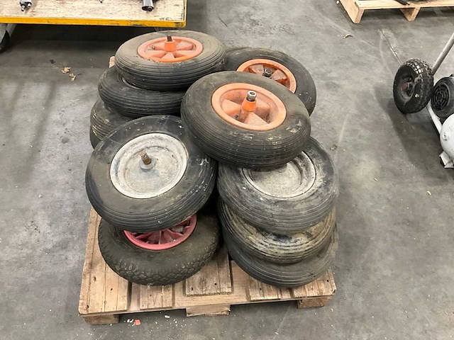 Partij kruiwagen wielen - afbeelding 1 van  2