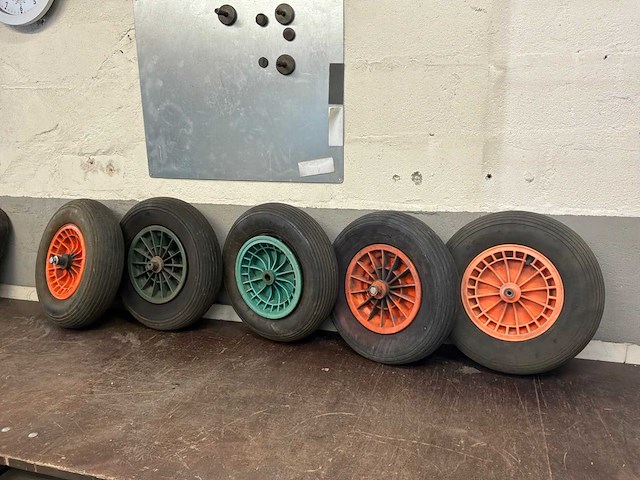 Partij kruiwagenwielen (5x) - afbeelding 1 van  2