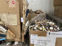 Partij kunstbloemen en decoratiematerialen - afbeelding 2 van  14