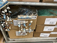 Partij kunstbloemen en decoratiematerialen - afbeelding 5 van  14