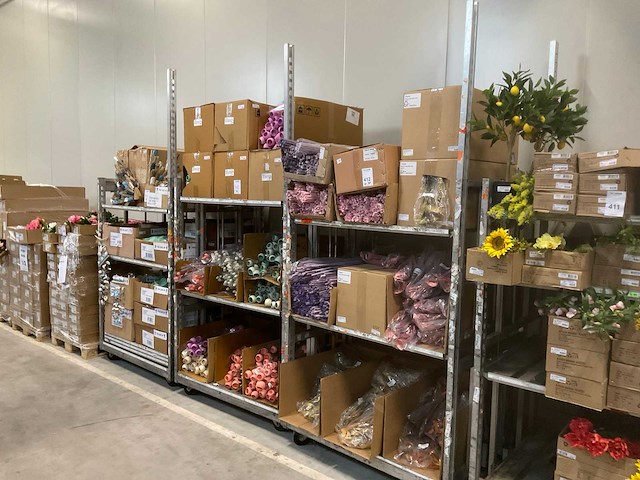 Partij kunstbloemen en decoratiematerialen - afbeelding 1 van  14