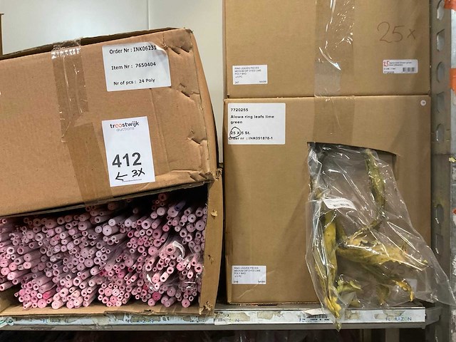 Partij kunstbloemen en decoratiematerialen - afbeelding 7 van  14