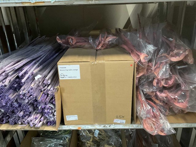 Partij kunstbloemen en decoratiematerialen - afbeelding 9 van  14