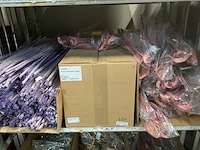 Partij kunstbloemen en decoratiematerialen - afbeelding 9 van  14