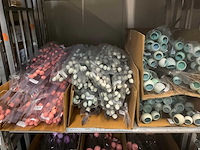 Partij kunstbloemen en decoratiematerialen - afbeelding 12 van  14