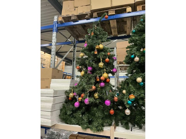 Partij kunstkerstbomen met verlichting & kransen (9x) - afbeelding 2 van  5