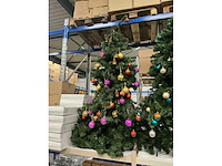 Partij kunstkerstbomen met verlichting & kransen (9x) - afbeelding 2 van  5