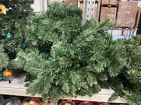 Partij kunstkerstbomen met verlichting & kransen (9x) - afbeelding 5 van  5