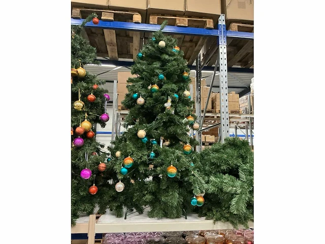 Partij kunstkerstbomen met verlichting & kransen (9x) - afbeelding 3 van  5