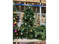Partij kunstkerstbomen met verlichting & kransen (9x) - afbeelding 3 van  5