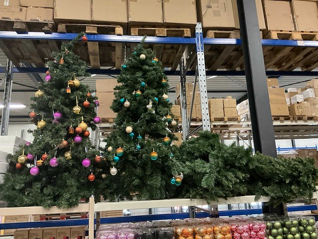 Partij kunstkerstbomen met verlichting & kransen (9x) - afbeelding 1 van  5